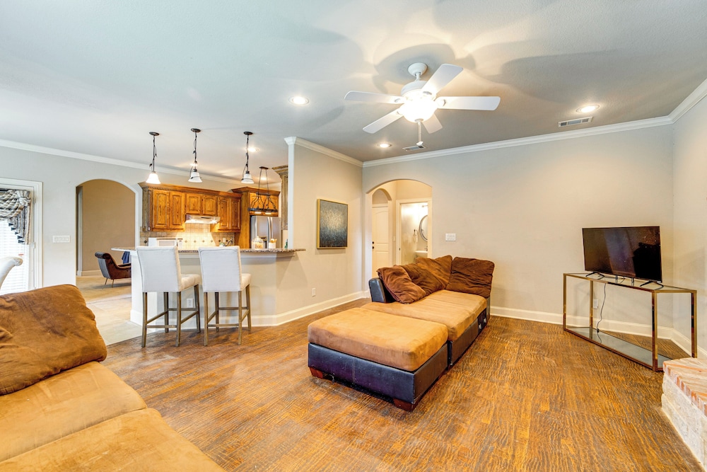 Spacious Texas Retreat w/ Community Pool