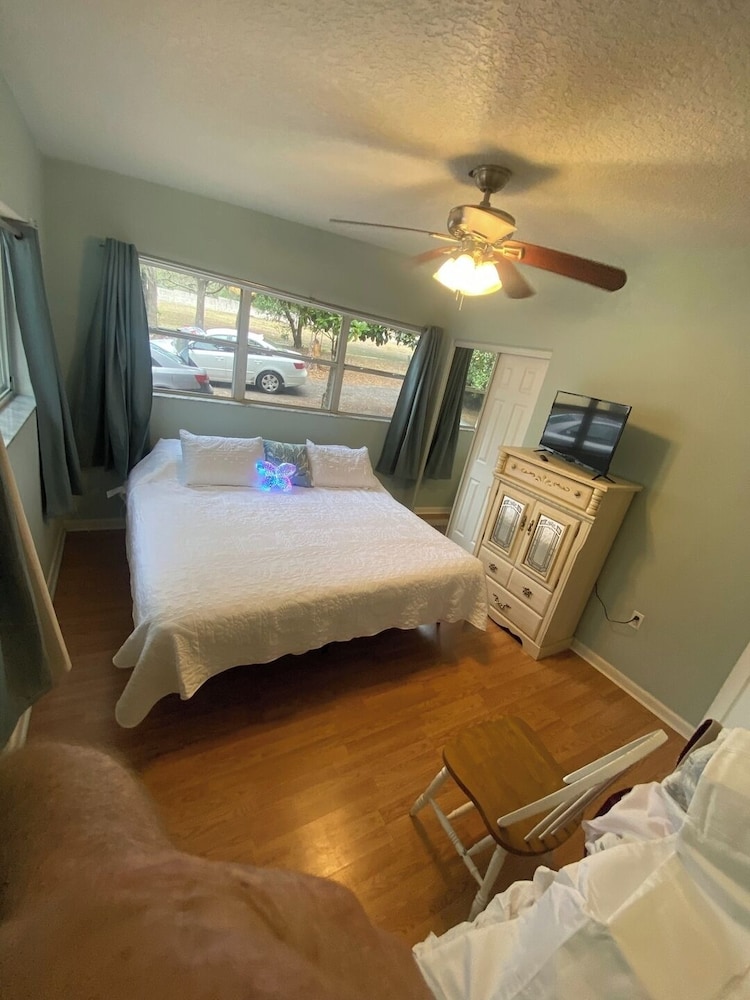 Modern Family Retreat Near Orlando Attractions