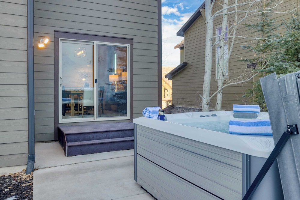 Abigail Drive Year-round Retreat w/ Hot Tub Near Trails + Historic Main St