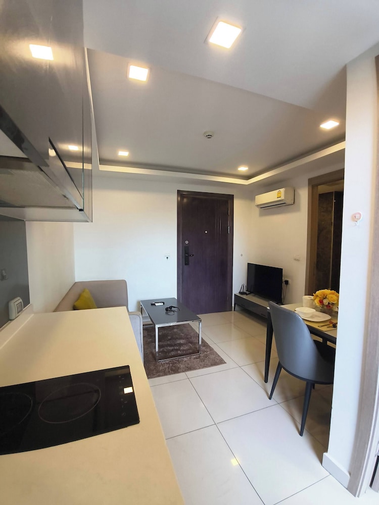Luxurious Pattaya Apartment With Pool Access