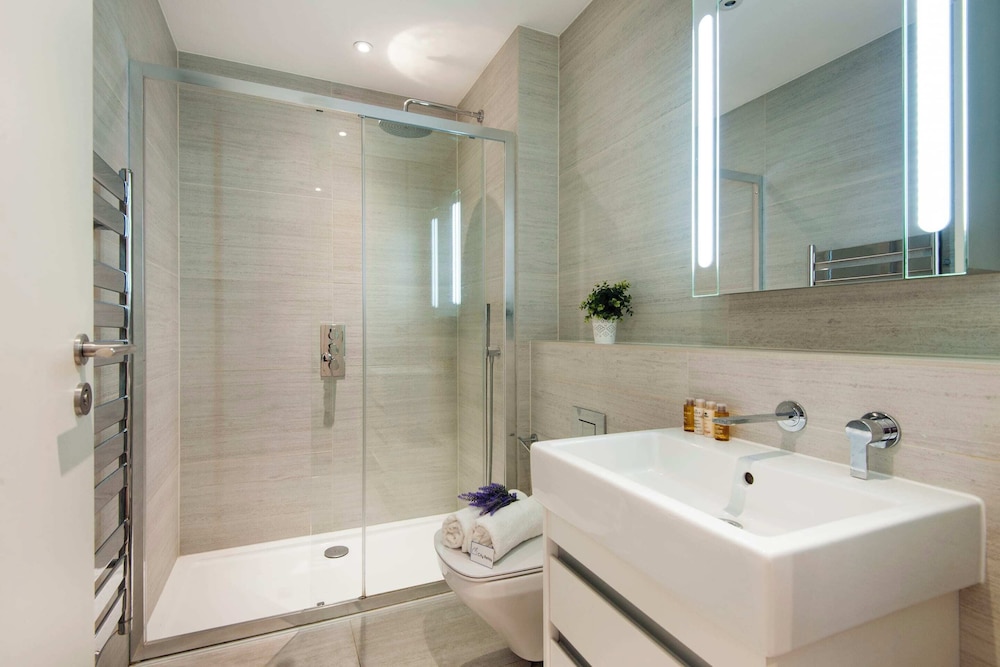 Vibrant 2BR Retreat in Baker Street view 5