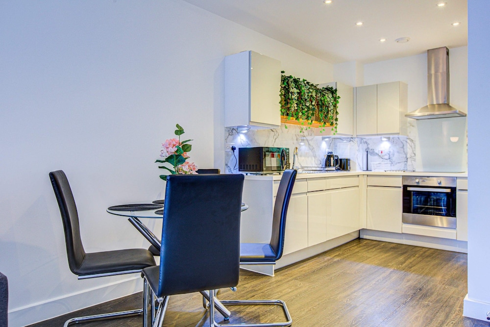Modern Greenwich Flat With Parking