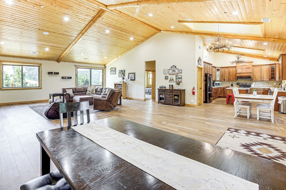 Hot Tub + Game Room: Mtn-view Retreat in Big Bear!