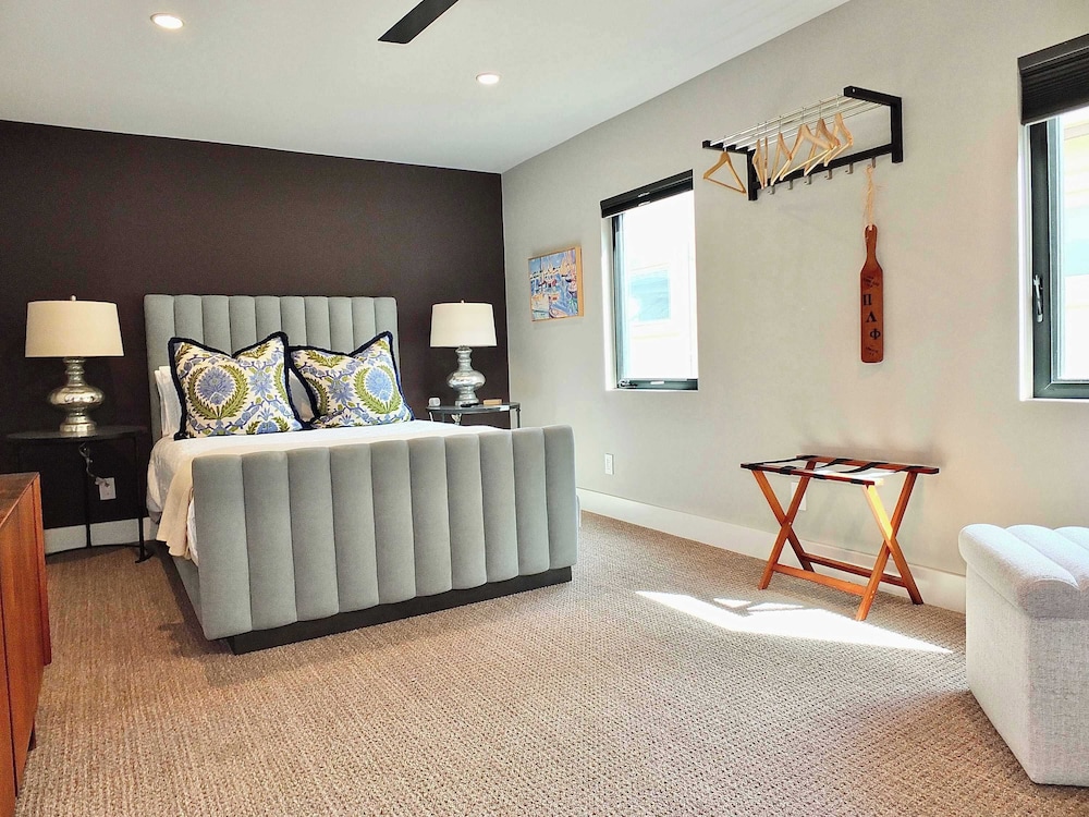 Naples Luxury Retreat - 3 BDR Stay for 6 With Rooftop Patio