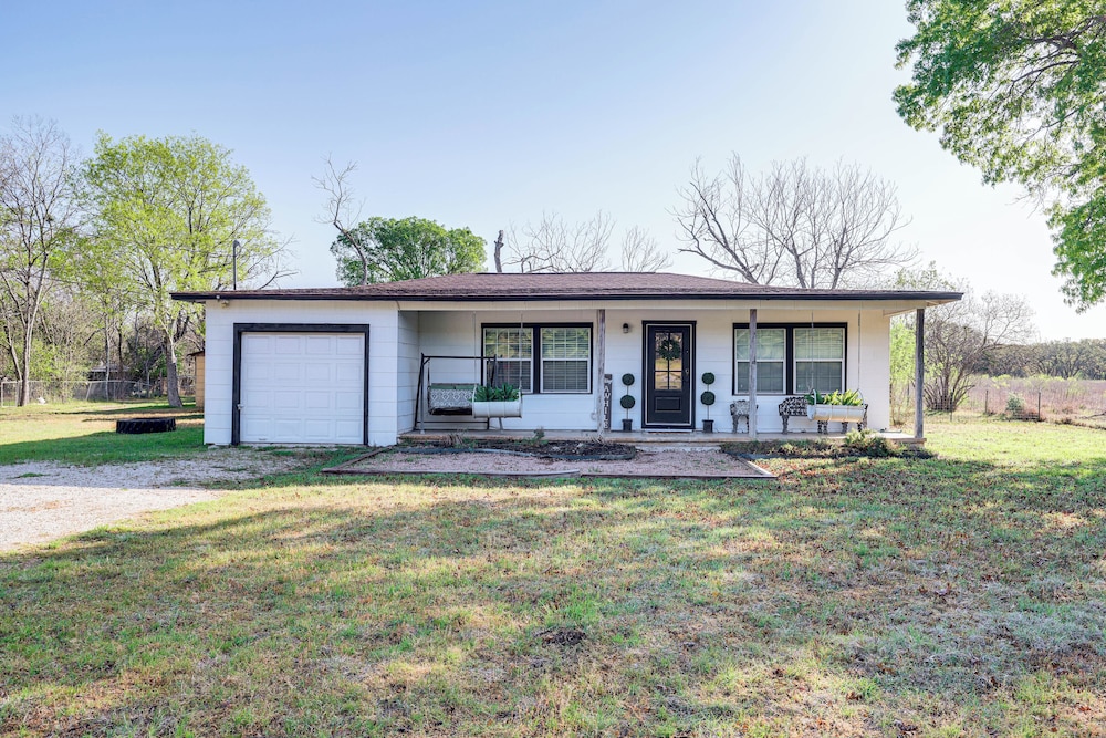 2 Mi to Landa Park: Farmhouse w/ Fire Pit!
