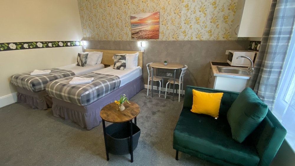 Spacious First-Floor Super King or Twin Studio Apartment with Free Parking
