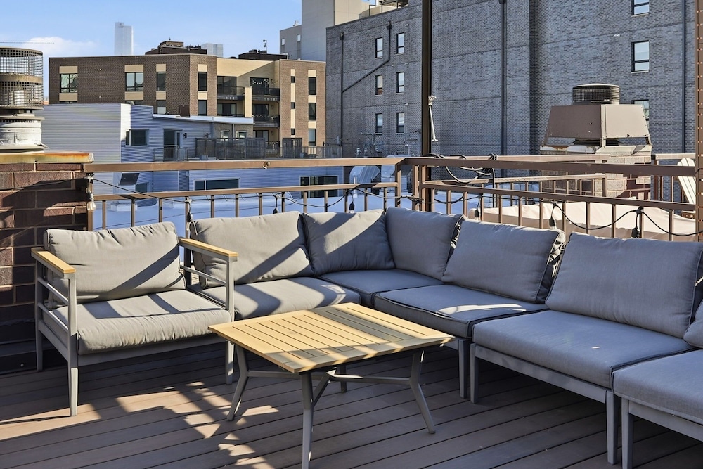 River West Modern 4-bd Home With Patio Balcony