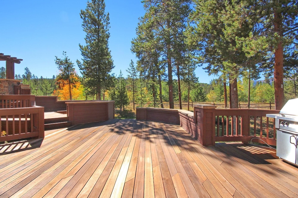 Marksberry Lodge 4 Bedroom Home by RedAwning