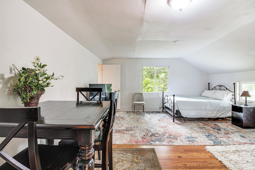 2 Mi to Downtown Coos Bay: Home w/ Deck, Fire Pits