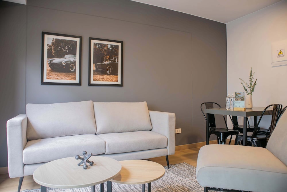 w Striking 1BR Duplex in Miraflores