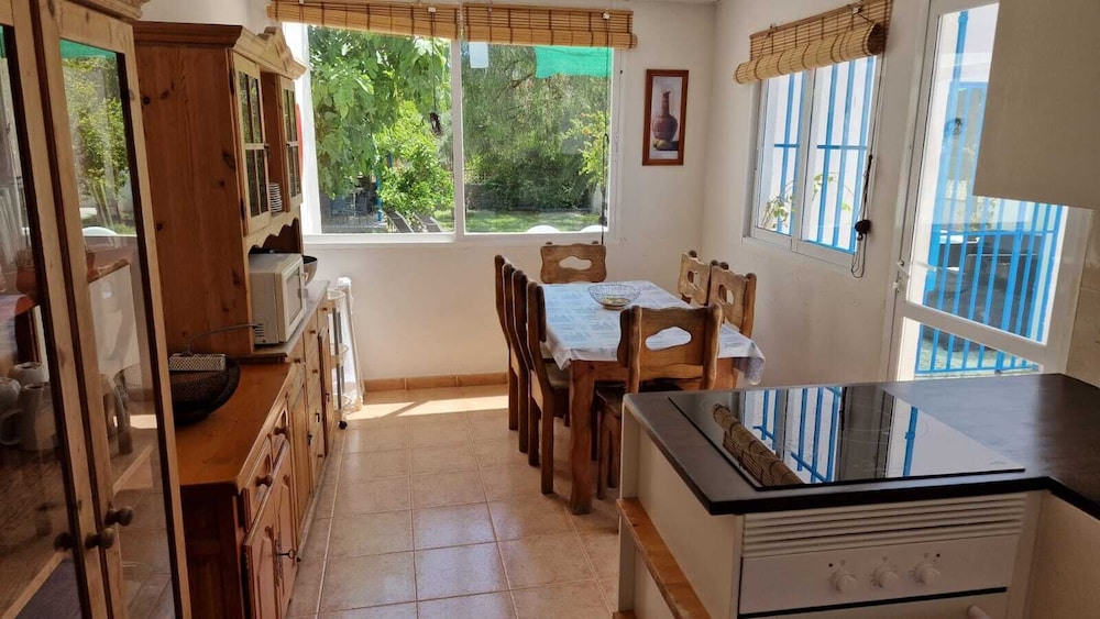 House With Exclusive Pool and Garden 7 min Walk From the Beach and the Center