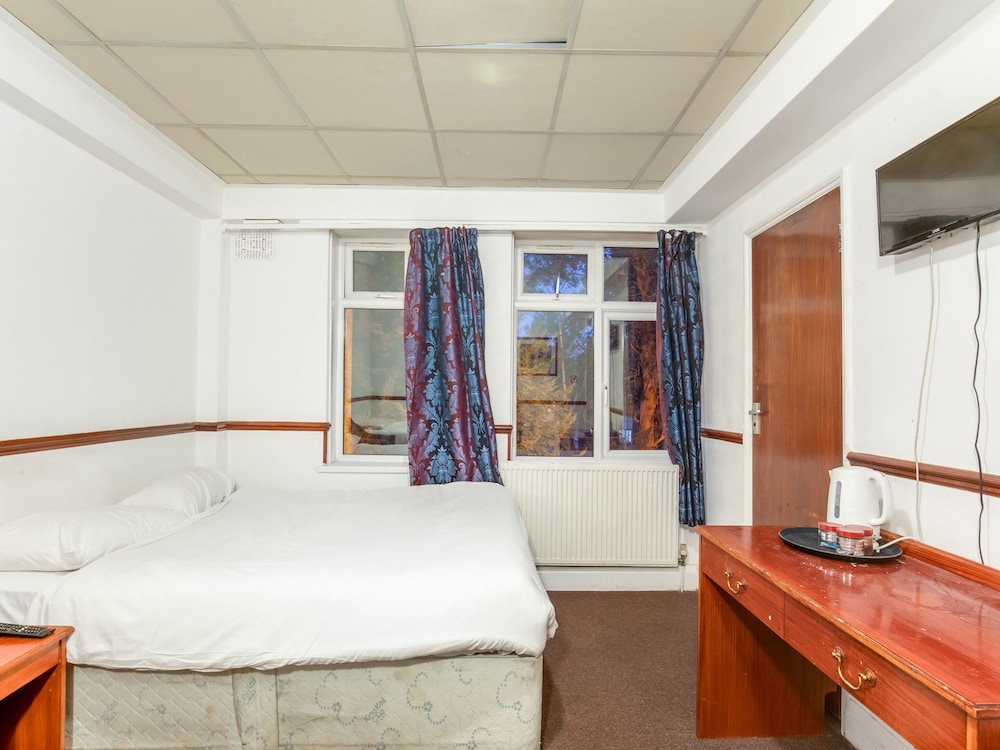 OYO VII Hotel & Indian Restaurant