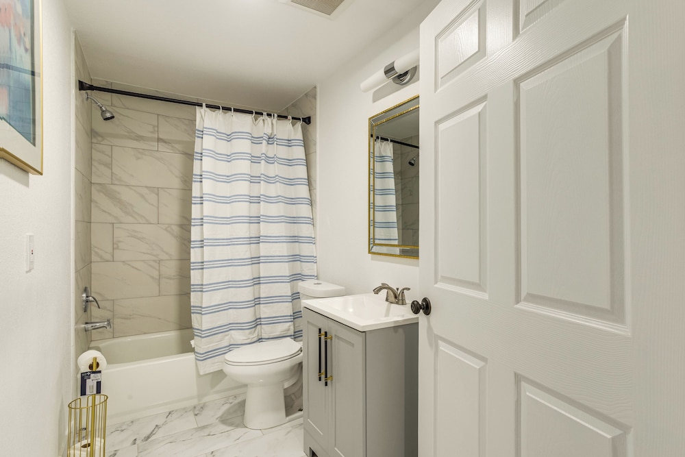 4 Mi to Gaylord Rockies: Modern Aurora Apartment