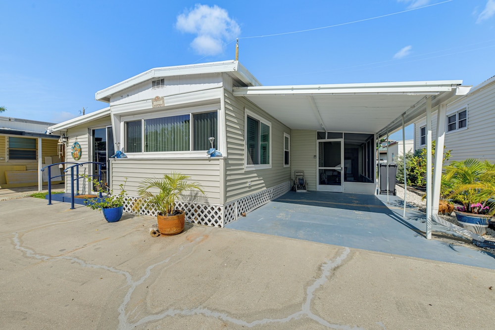 Screened-in Patio: Home 2 Mi to Cortez Beach!