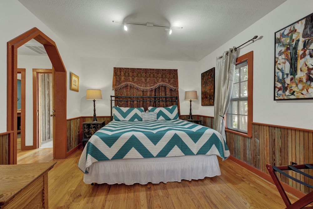 Nandina Cottage Hot-tub Four Minutes to Marktplatz!