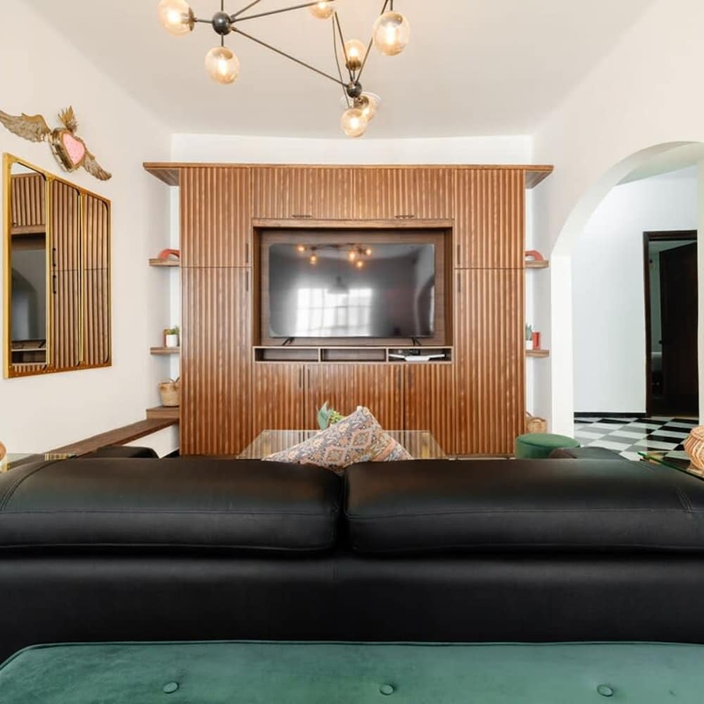 Art Deco Style Condo 2min Walk to Lincoln Park photo 4