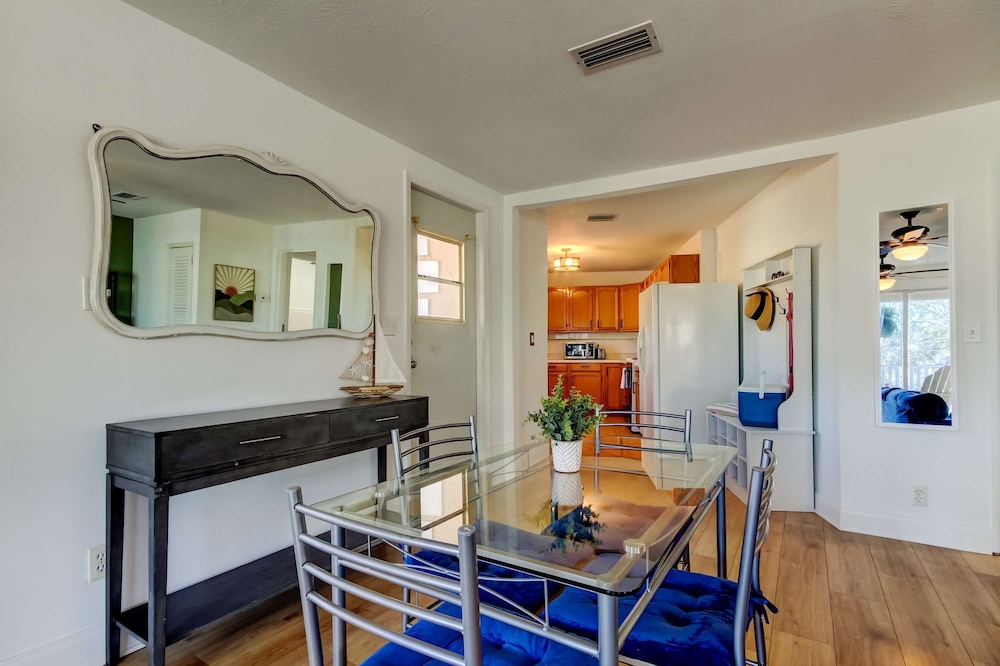 Simple Rooftop Gem 2 Blocks 2 Beach Pets Allowed
