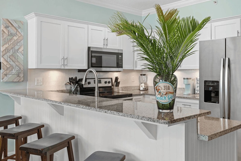 Beach Breeze by Avantstay Beachfront, Beach Chairs Included, 2 Pools!