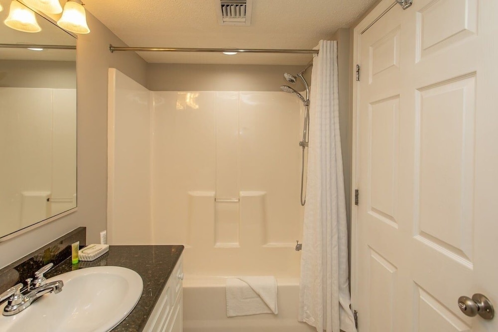 Yacht Club 1-1103 3 Bedroom Condo