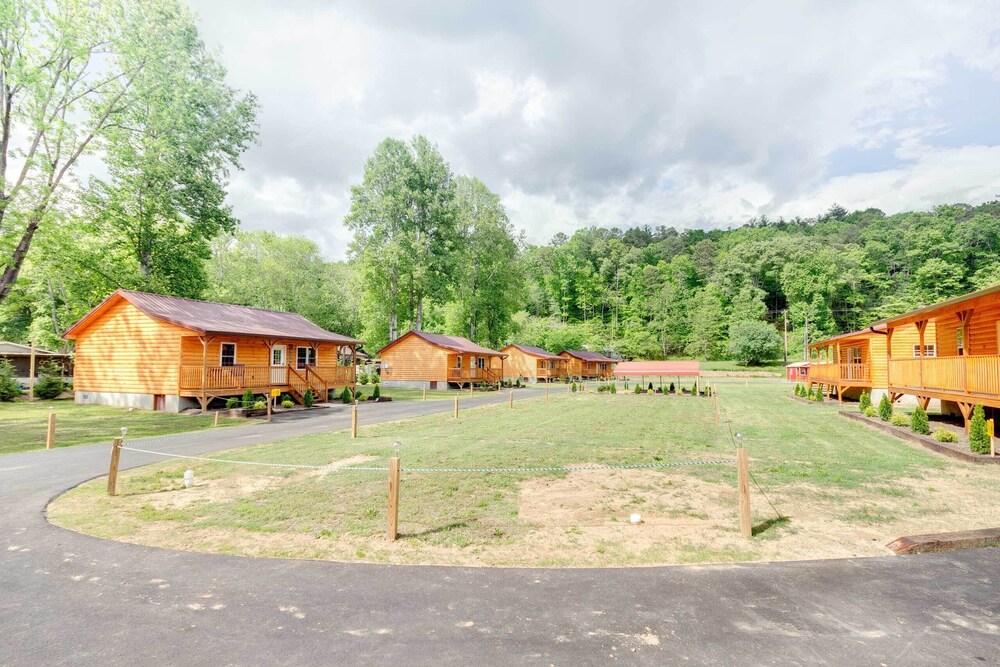 Private Hot Tub: Tuckasegee River Couple's Escape view 4