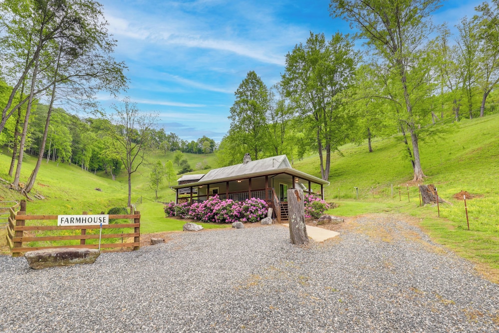 Cozy Mars Hill Farmhouse w/ Scenic Views view 2