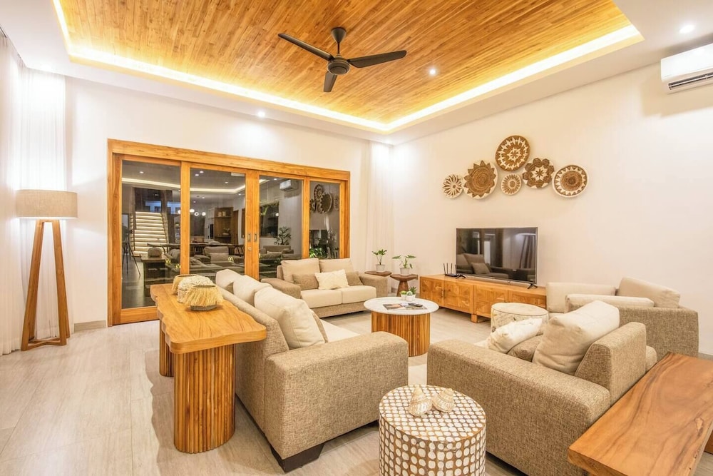 Luxurious 6 BR With Sea View, 5 Mins to Savaya