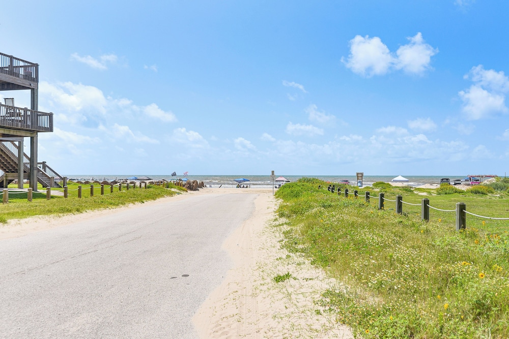 2 Blocks to Shore: Crystal Beach House w/ Yard!