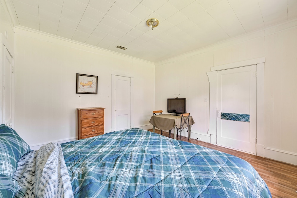 Home w/ Yard - Close to Hospitals, Dtwn Shreveport
