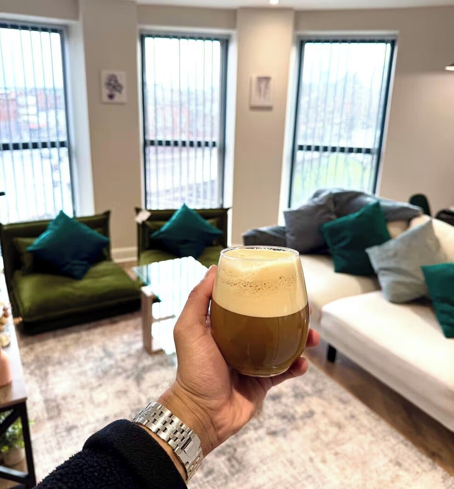 Modern City Apartment - Sleeps 4 & Walk to Arena