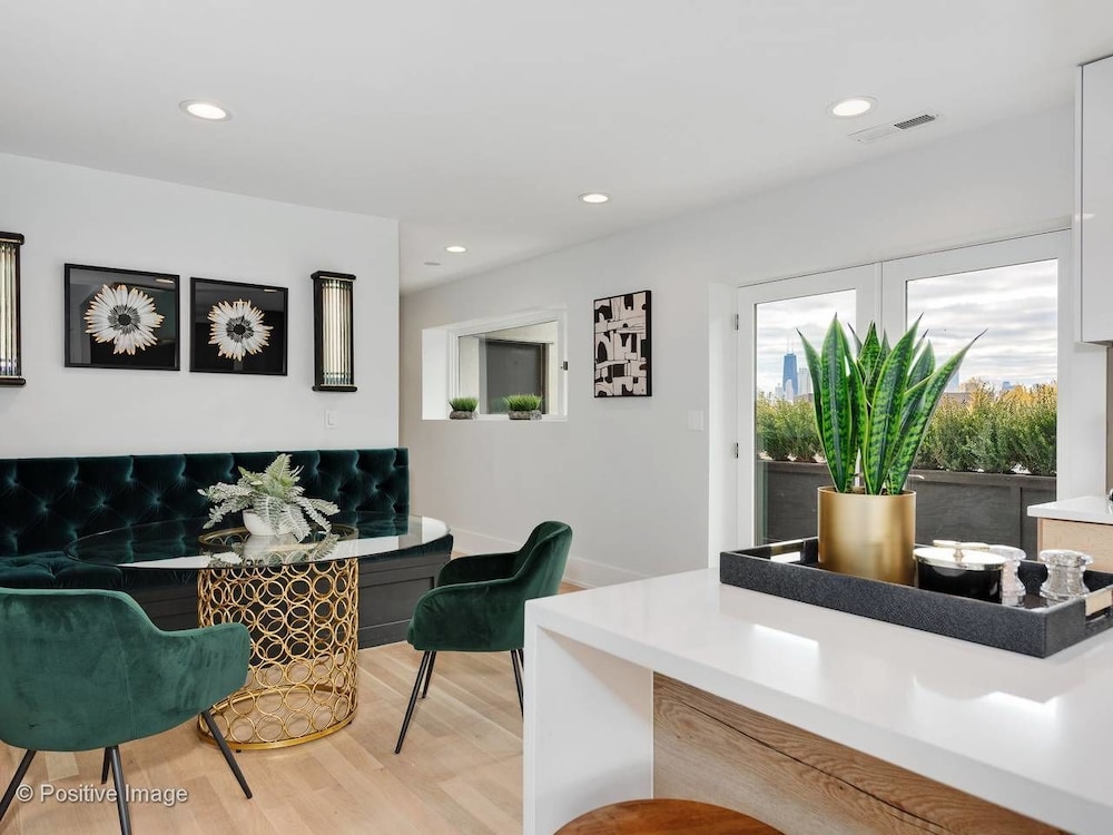 4 BDR Penthouse with Views photo 3