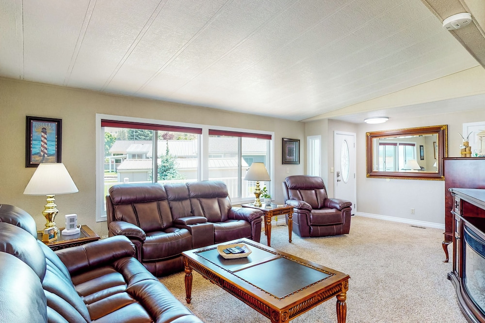 Paradise Point: Lakefront Escape w/ Views