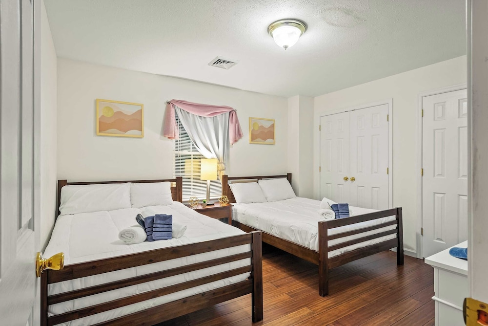 Birch Hollow by Avantstay Cozy Poconos Home w/ Fireplace, Soaking Tub & Kids Play Area