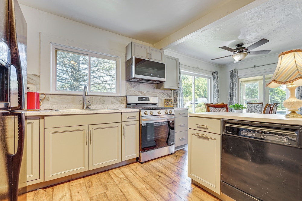 Private Pool & Yard: Pet-friendly Home in Toledo
