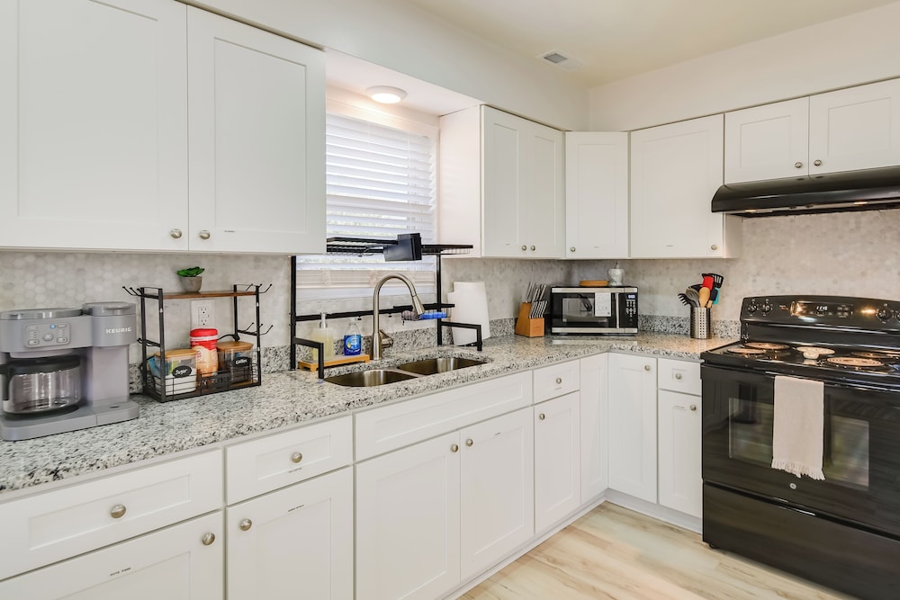 Stay By the Beach! Norfolk Duplex Half-mi to Ocean