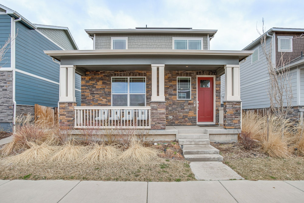Perfect for Families! Quiet Aurora Home