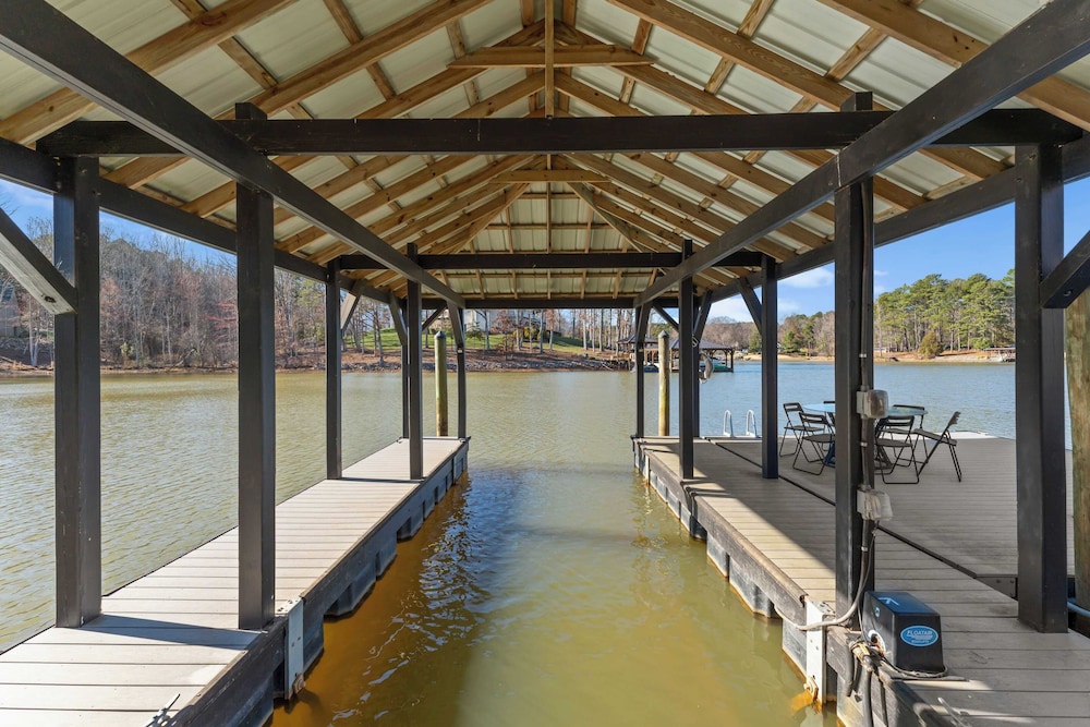 Luxury Lakefront Stay Private Dock, Indoor/outdoor Pool The Retreat