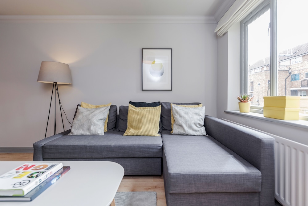 Hoxton 2 Bed Apartment by BaseToGo