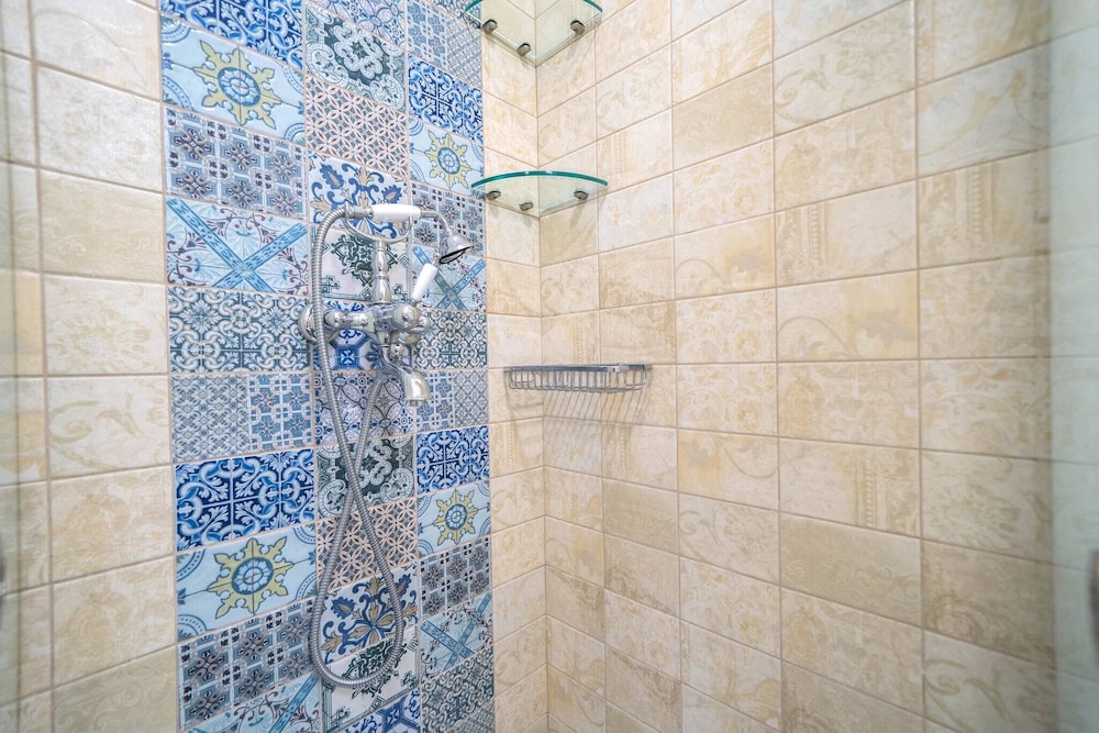 Karyo Villa,- 4bd, 3min On Foot From The Beach!