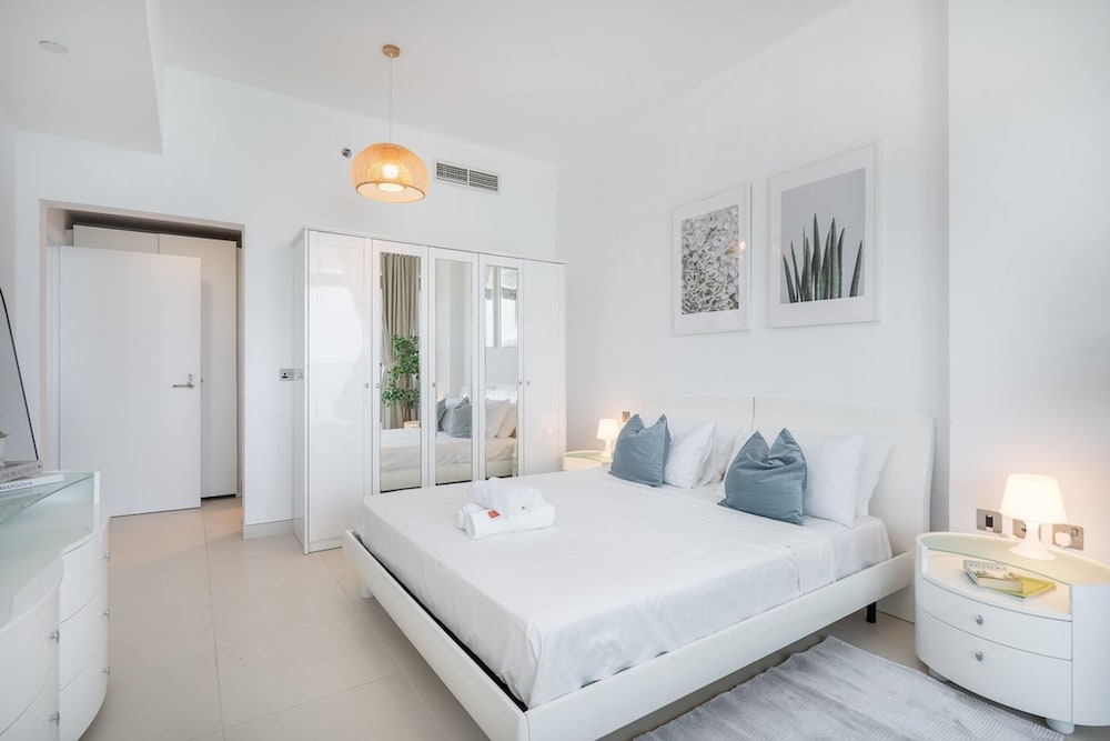 Peaceful and Airy 1-bedroom Apartment With the Palm Beach View
