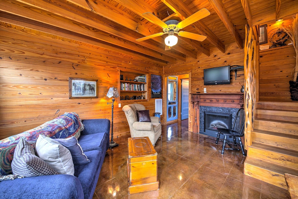 'ark Bunkhouse' Fredericksburg Hideaway w/ Hot Tub view 4
