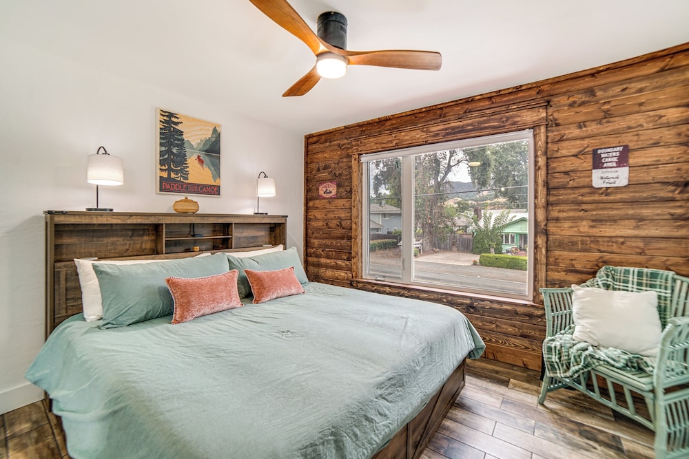 Waterfront Clear Lake Home w/ Game Room & Deck!