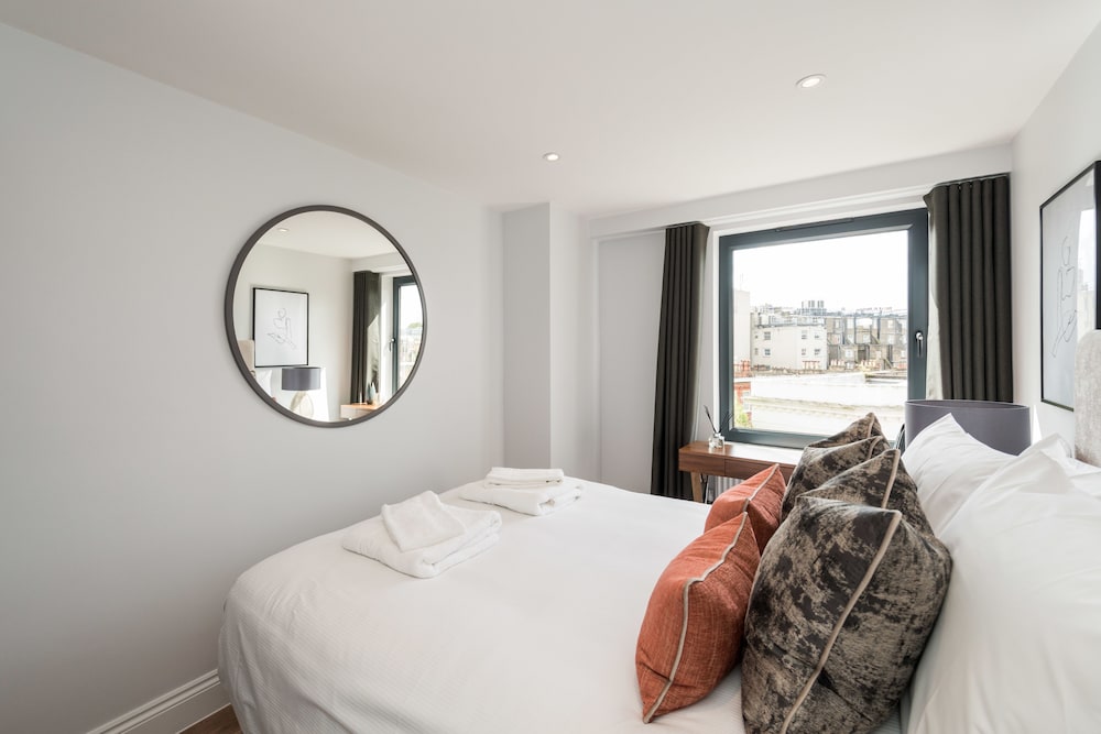 The Carlyle - Elegant Serviced Apartments