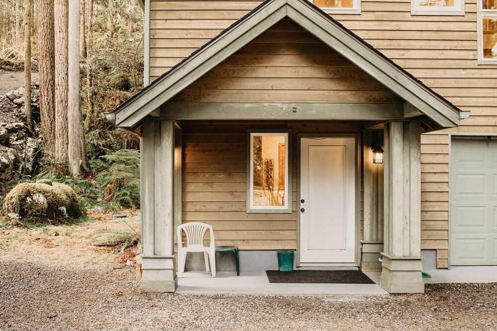 51sl - Ping Pong - Fireplace - D/w - W/d - Sleeps 8 3 Bedroom Home by RedAwning
