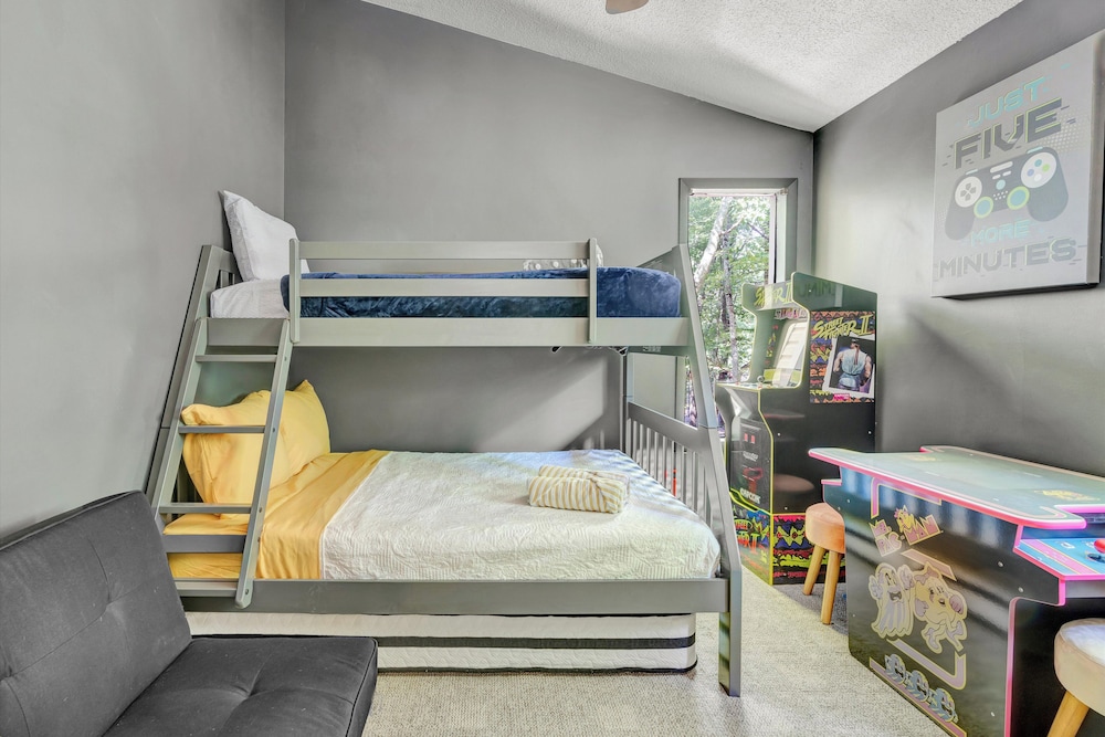 Grill & Games: Family Home in East Stroudsburg!