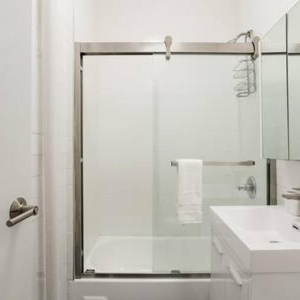 444-2e Modern 2BR Hell s Kitchen