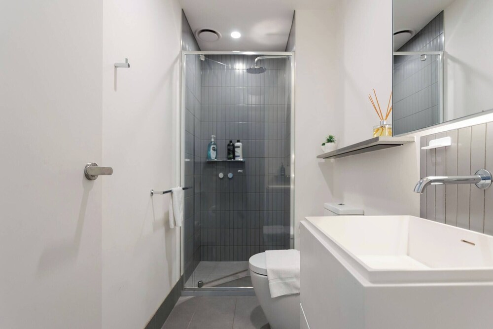Southbank 2BR High City Views Enjoy Wine, Gym, Pool, Wifi