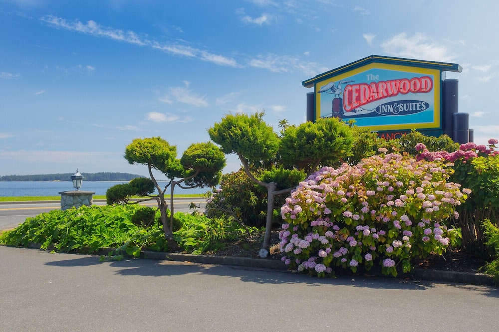 The Cedarwood Inn & Suites