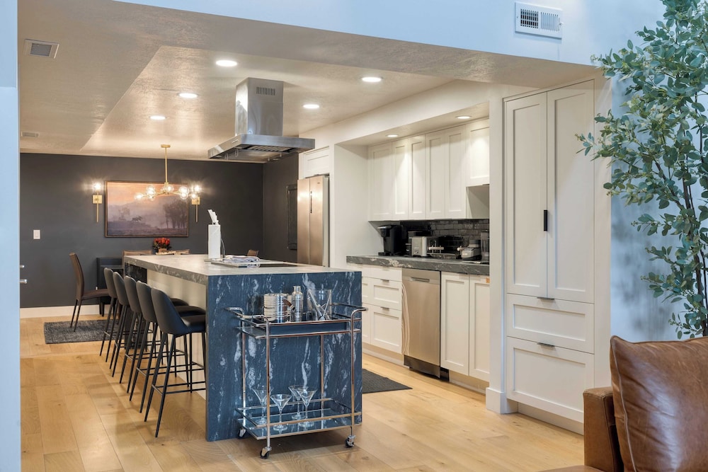 Parkside Condo by Avantstay Walk to Ski Lifts + Town Pool & Hot Tub Access