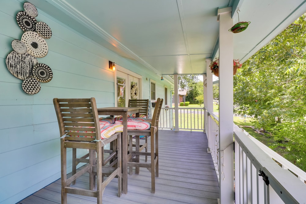 1 Mi to Dtwn + Fenced Yard: Georgetown Getaway!