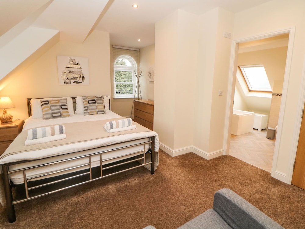1 Knowleston House